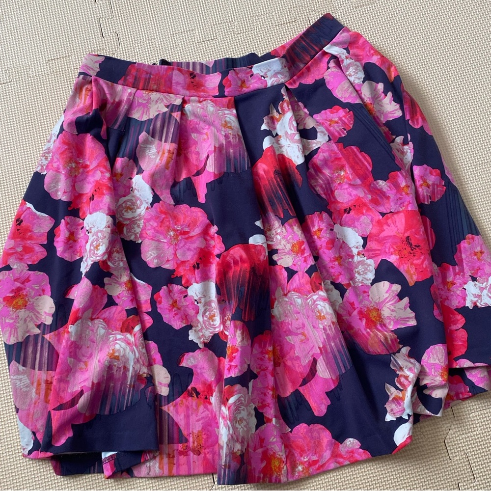 CLOSET CLEAR-OUT! 
Cynthia Rowley pleated summer skirt. Size medium